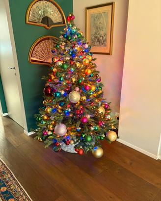 Albero di natale completo di addobbi e luci