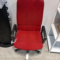 Sedia per ufficio con rotelle.