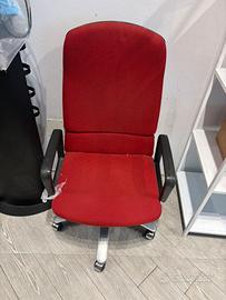 Sedia per ufficio con rotelle.