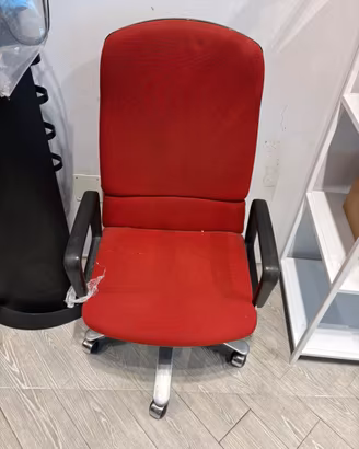 Sedia per ufficio con rotelle.