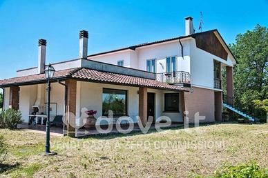 Villa di 300 m² con più di 5 locali e posto auto a