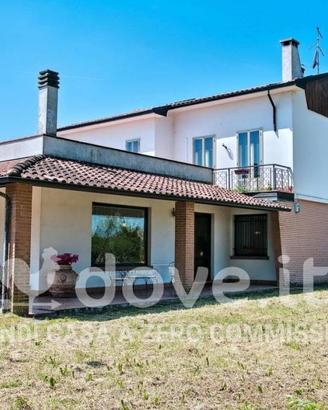 Villa di 300 m² con più di 5 locali e posto auto a