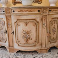 Elegante credenza laccata e decorata a mano