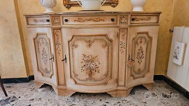 Elegante credenza laccata e decorata a mano