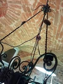 Lampadario antico in ferro battuto