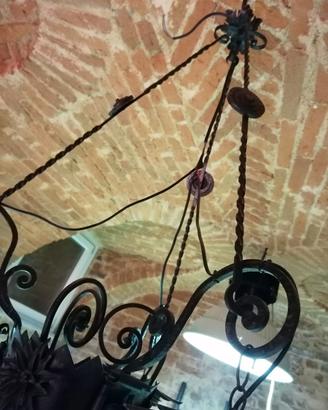 Lampadario antico in ferro battuto