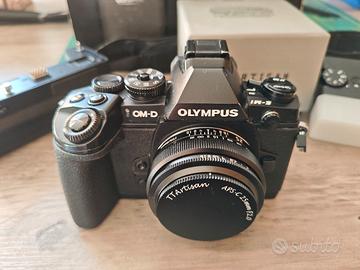 Olympus OM-D E-M1 + TTArtisan 25mm + grip e flash