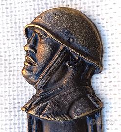 Tagliacarte d'epoca fascista con profilo Mussolini