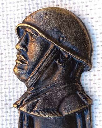 Tagliacarte d'epoca fascista con profilo Mussolini