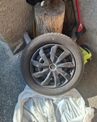 gomme da neve con cerchi in ferro e copricerchii