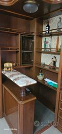 Mobile bar angolare in legno massiccio.
