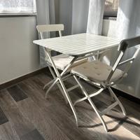 Tavolino IKEA con sedie da esterno e interno 80x62