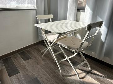 Tavolino IKEA con sedie da esterno e interno 80x62