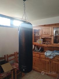 Sacco da boxe Seminuovo compreso di gancio 