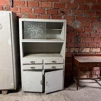 Vetrinetta per stoviglie e dispensa.