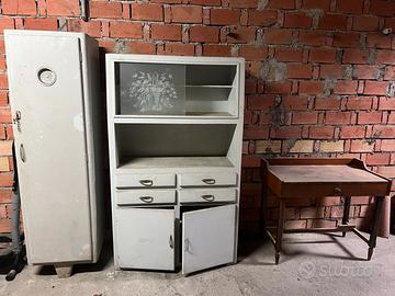 Vetrinetta per stoviglie e dispensa.