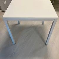 8 tavoli quadrati bianchi