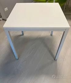 8 tavoli quadrati bianchi