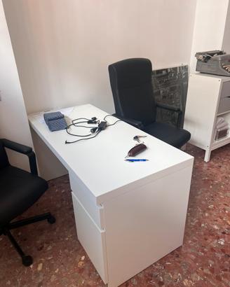 Scrivania Ikea con cassettiera