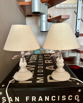 Coppia lampade da comodino shabby.