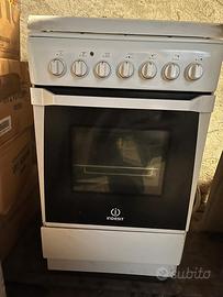 Cucina indesit 4 fuochi e forno