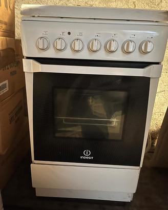 Cucina indesit 4 fuochi e forno