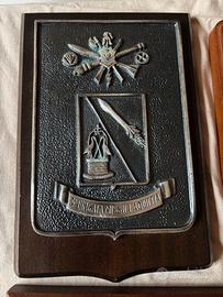 6 Crest Esercito. Smaltati su struttura in legno.