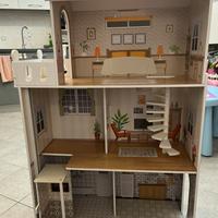 Casa delle bambole  in legno con ascensore