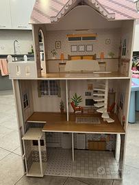 Casa delle bambole  in legno con ascensore