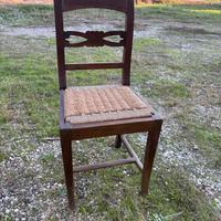 Sedia in legno intagliato con seduta in paglia