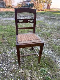 Sedia in legno intagliato con seduta in paglia