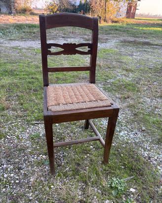 Sedia in legno intagliato con seduta in paglia