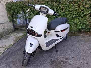 BENELLI/KEEWAY SIXTIES 300cc BIANCO MOT. PIAGGIO
