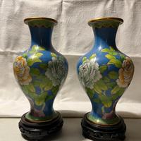 Coppia di Vasi Cloisonné con Base in Legno