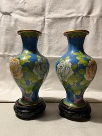 Coppia di Vasi Cloisonné con Base in Legno