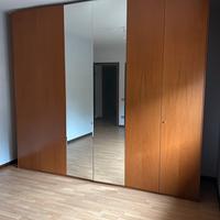 Armadio in legno con specchio