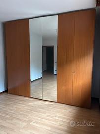 Armadio in legno con specchio