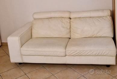 Divano in pelle bianca ad angolo con penisola