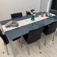 Tavolo completo di 6 sedie