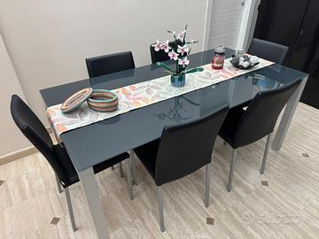 Tavolo completo di 6 sedie