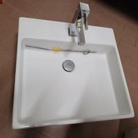 Lavabo da appoggio in ceramica con miscelatore