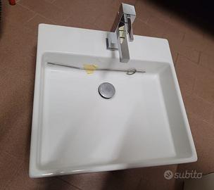 Lavabo da appoggio in ceramica con miscelatore