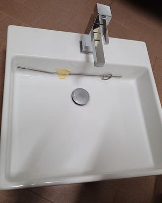 Lavabo da appoggio in ceramica con miscelatore