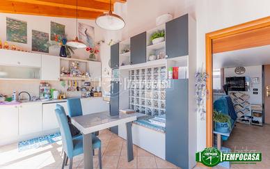 BILOCALE CON TRAVI A VISTA