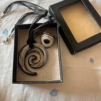 Collana con ciondolo e anello