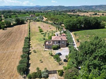 Rustico / Casale di 160 m² con 4 locali e box auto