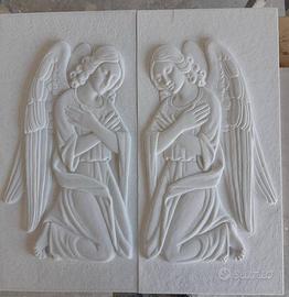 Coppia di bassorilievi con angeli in marmo