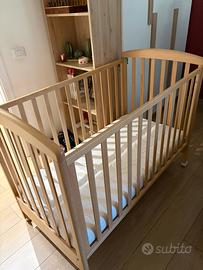 Lettino in legno con materasso
