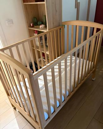 Lettino in legno con materasso