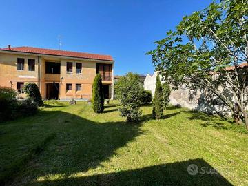 Casa indipendente di 282 m² con più di 5 locali a 